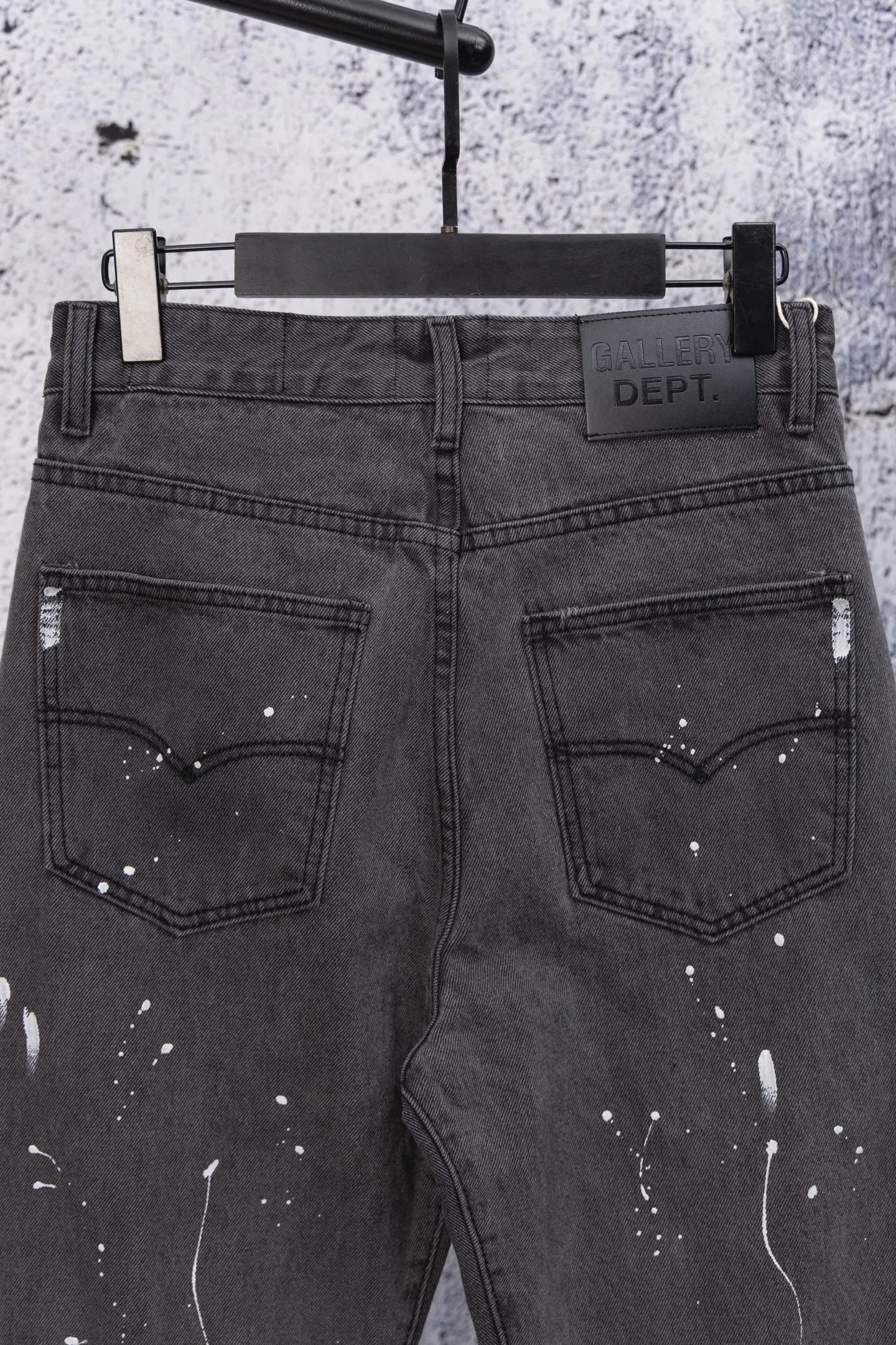 💰270 GALLERY DEPT.25ss new style splash-ink jeans, boot-cut trousers, denim + splash-ink, full of artistic sense! The trouser legs are spliced ​​with denim, creating a layered look, and the words "GALLERY DEPT." are super recognizable✨. High-density denim, wear-resistant and comfortable, perfect for daily wear or street style. Inspired by the classic elements of Helmut Lang, splashing ink is full of three-dimensionality. Pair it with simple tops or HL items to easily get a sense of avant-garde fashion! Gallery Dept. targets the global fashion pioneer group aged 18-35 and positions itself as a "high street art trendy brand". Cultural symbol output: Through endorsements from stars such as Virgil Abloh, Jennie, and Justin Bieber, the brand’s benchmark status in the hip-hop and fashion circles is strengthened. Size: 28-34 Color: Gray Blue